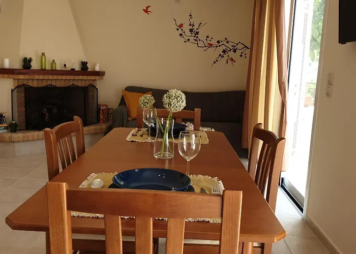 The Yellow House I 2br Retreat Near Myrtos *